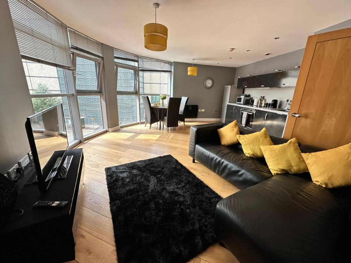 Fantastic And Modern City Centre Flat With Free Parking! คาร์ดิฟฟ์ ภายนอก รูปภาพ
