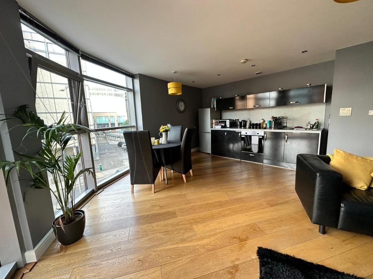 Fantastic And Modern City Centre Flat With Free Parking! คาร์ดิฟฟ์ ภายนอก รูปภาพ